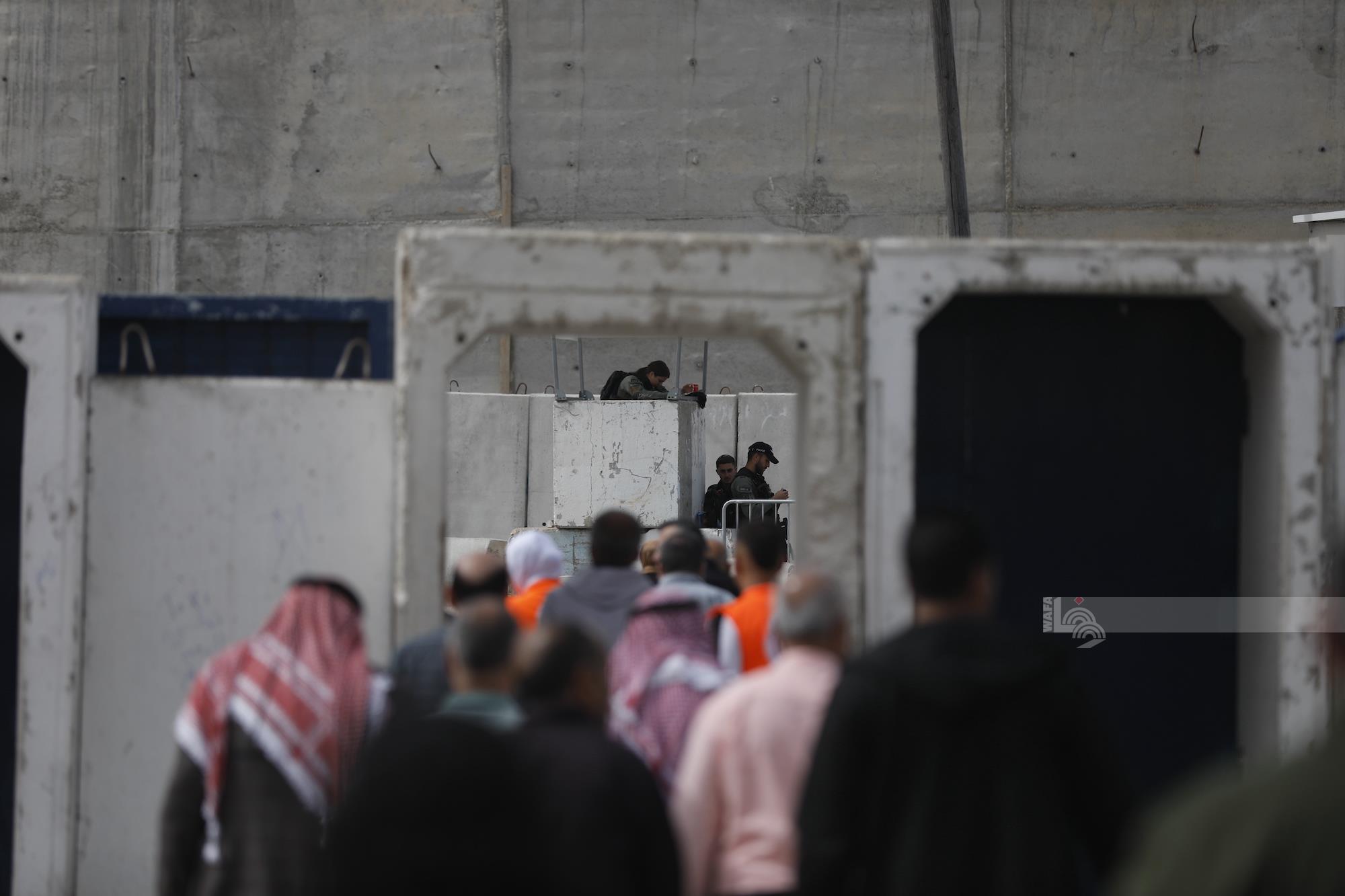 الاحتلال يعيق وصول المصلين إلى المسجد الأقصى على حاجز قلنديا العسكري (تصوير: حمزة شلش/ وفا)